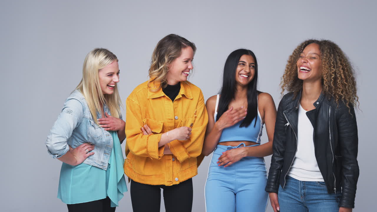 다문화 남성 친구 들 이 슬로우 모션 으로 함께 카메라 에 미소 짓는 그룹 스튜디오 초상화