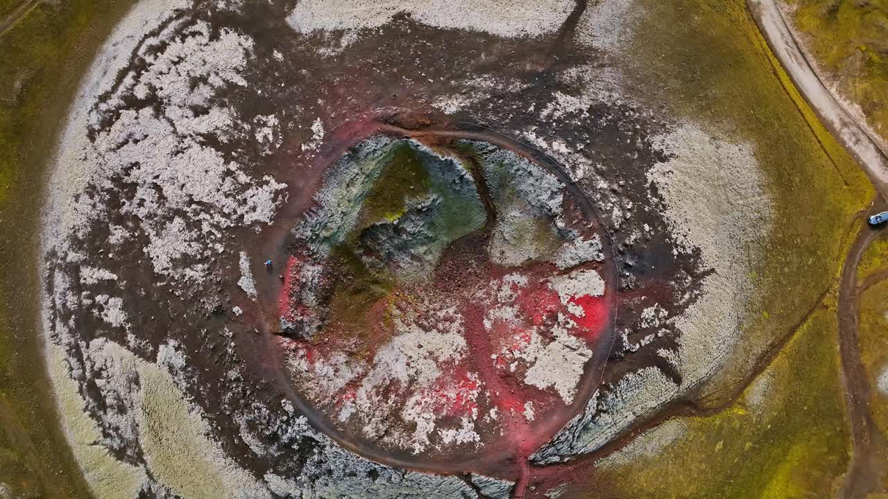 vista aérea de un cráter volcánico