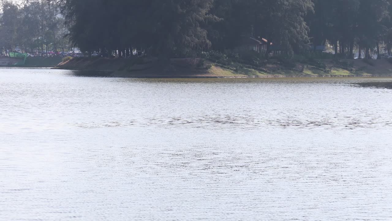 변화 하는 빛 을 가진 조용 한 호수 의 타임 라프스