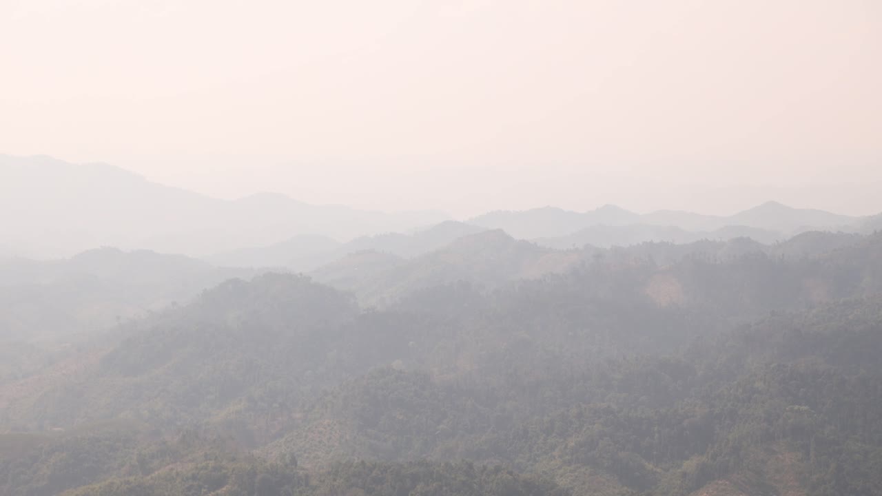 남동아시아 라오스 의 산악 도시 인 키아우 에서 오후 에 산 들 의 흐릿 한 풍경
