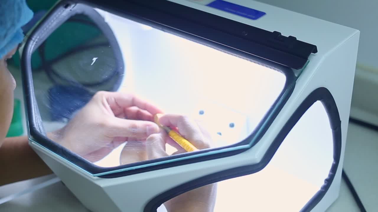 captura de pantalla de un técnico que prepara una dentadura postiza