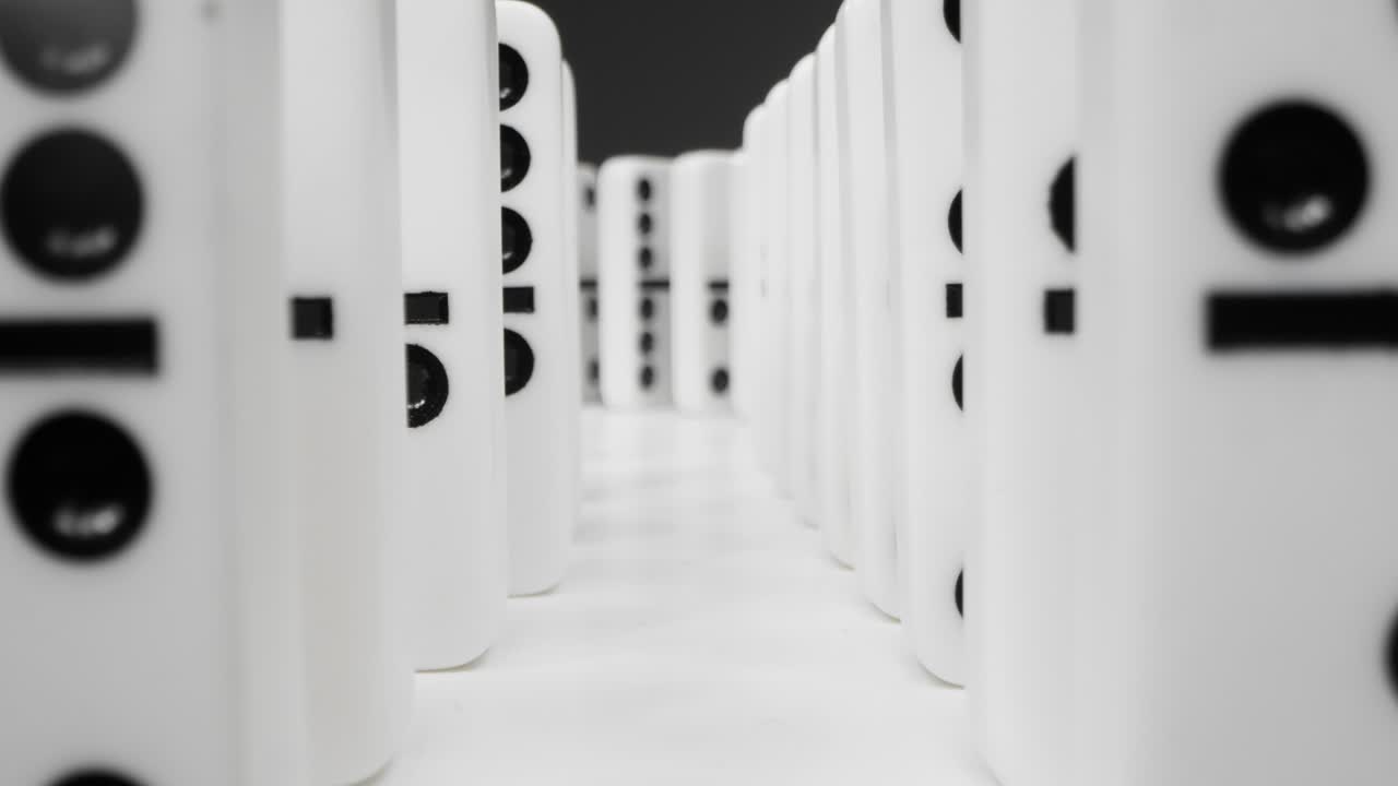 일어서는 도미노의 트래킹 샷