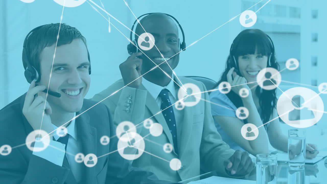 animación de la red de perfiles sobre diversos colegas que llevan auriculares de teléfono sonriendo en la oficina