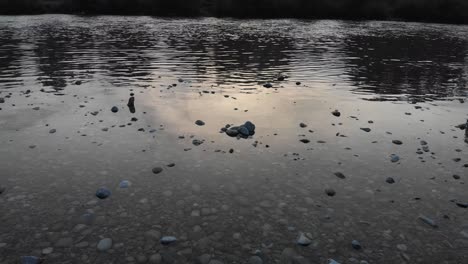 Río-Tranquilo-Por-La-Tarde-Desde-Un-ángulo-Bajo-Capturando-Reflejos