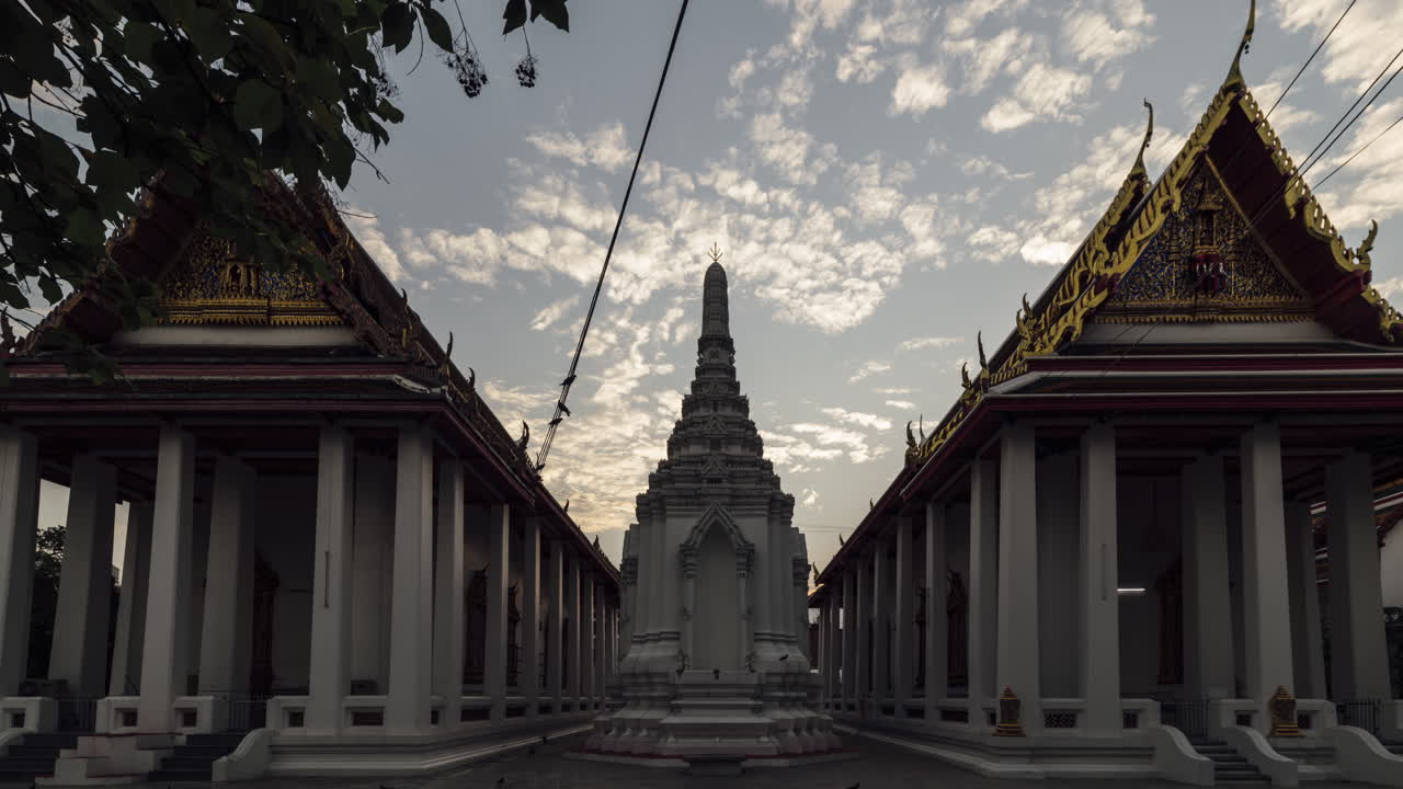un lapso de tiempo de 4k del amanecer en un templo budista en bangkok, tailandia