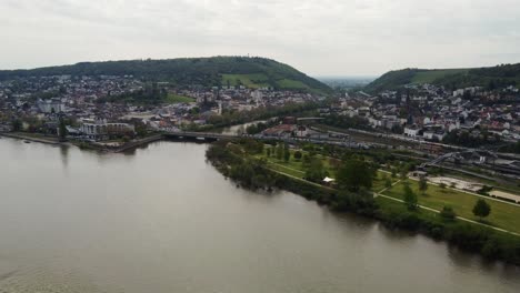 Aerial-cityscape-of-Bingen-am-Rhein-with-train-on-Nahe-railway-Bridge,-Germany