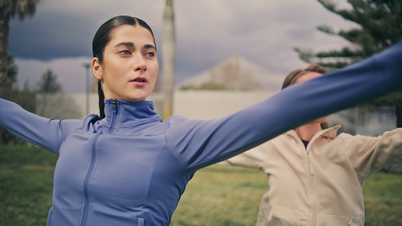 조용한 친구들이 요가를 연습하고 우울한 자연. 요기니가 아사나 포즈를 만들고 스트레칭을 합니다.