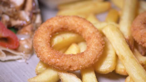 patatas fritas y anillos de cebolla