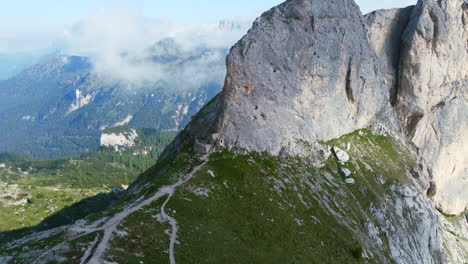 paisaje natural de hermosas montañas dolomitas en italia en un día soleado de verano, aéreo