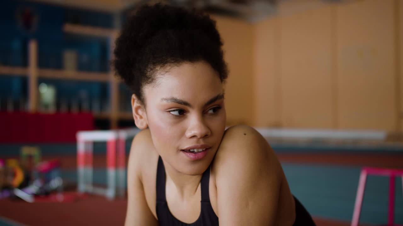 mulher feliz bebendo água