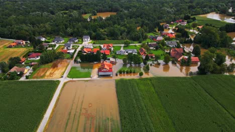 Horribles-Imágenes-Aéreas-De-Drones-4k-De-Agosto-E-Inundaciones-En-La-Región-De-Pomurje-En-Eslovenia