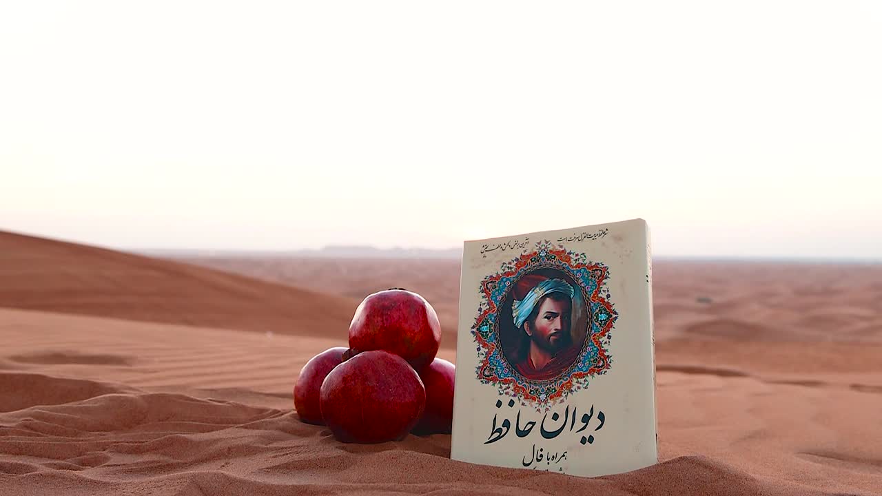 해가 지는 동안 모래 언덕이 있는 순수한 사막 한가운데서 책의 평화로운 매력에 빠져들십시오.