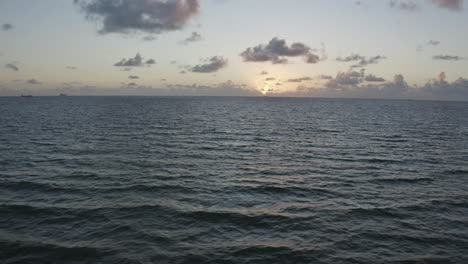 Wo-Der-Sonnenaufgang-Vor-Der-Küste-Von-South-Beach,-Miami,-Auf-Das-Meer-Trifft