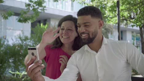 Feliz-Pareja-Multirracial-Teniendo-Videollamada-A-Través-De-Un-Teléfono-Inteligente.