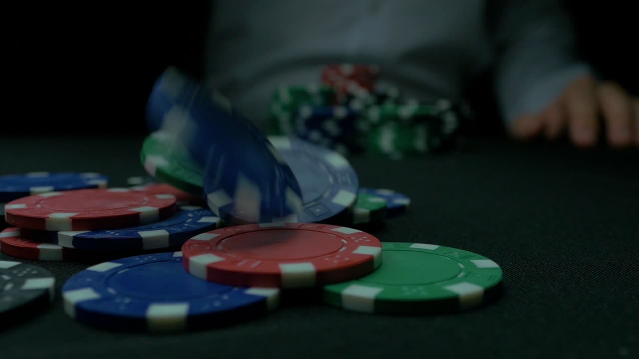 fichas de póquer en la mesa