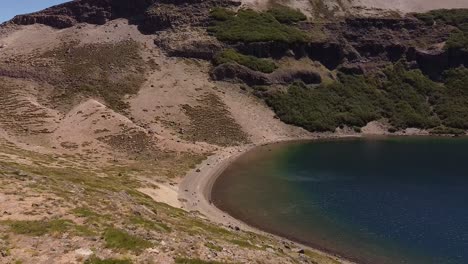 antena reveladora del lago y bancos de agua en las montañas de patagonia, argentina, américa del sur