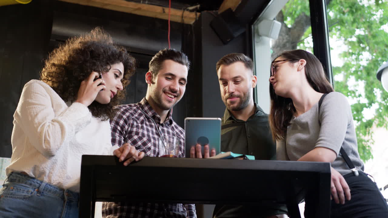 amigos colaborando en un proyecto