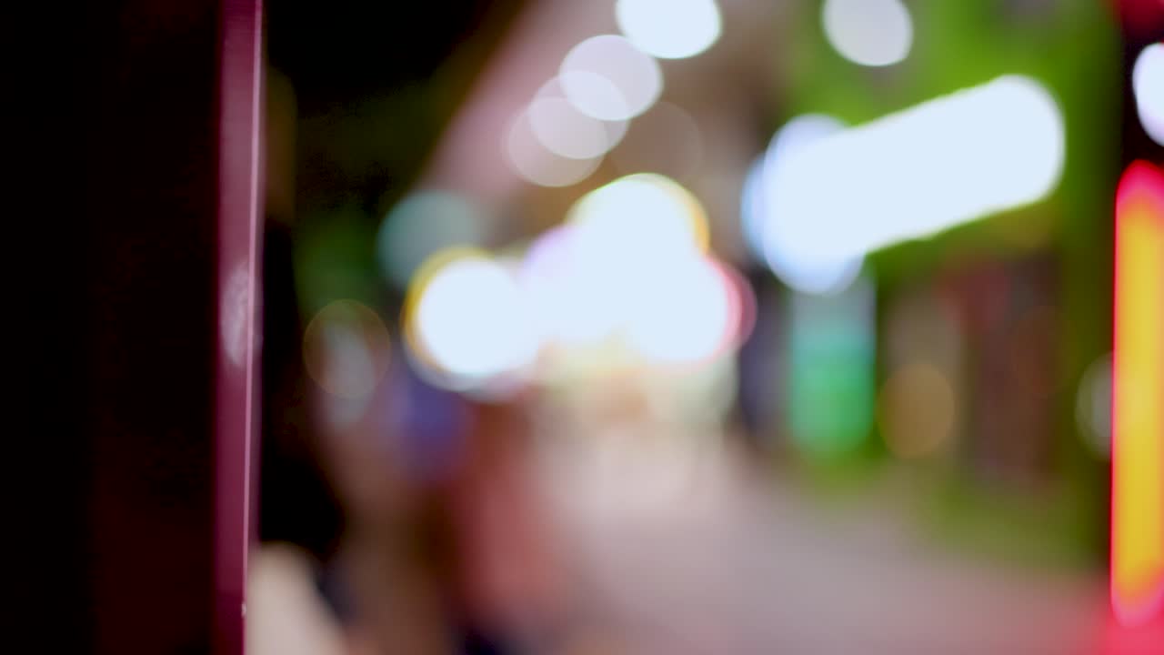 efecto bokeh de las luces vibrantes de la ciudad por la noche
