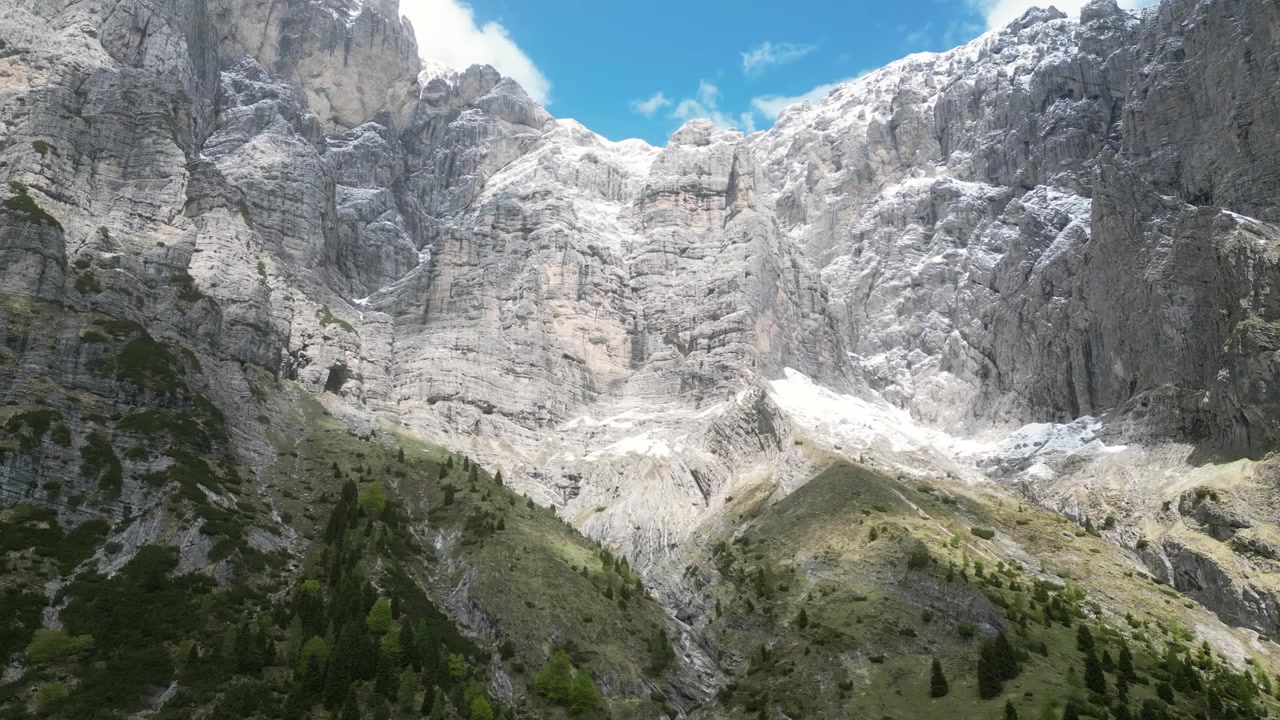 Riprese aeree con drone sopra il Rifugio Settimo Alpini, Italia: drammatiche cime dolomitiche, paesaggio alpino e scenario montano remoto sotto una luce chiara. Ideale per progetti di natura e viaggio
