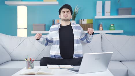 el joven jorobado tiene dolor de espalda y dolor.