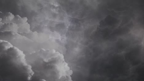 Blick-Auf-Dicke-Wolken-Am-Dunklen-Himmel,-Gewitter