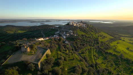 Puesta-De-Sol-Sobre-El-Pueblo-Medieval-De-Monsaraz