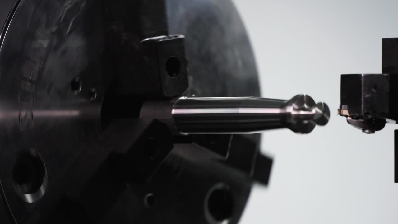 una máquina cnc que corta una parte de metal