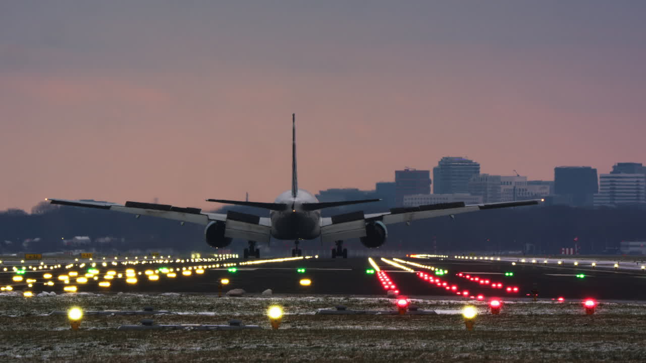 Grande aereo di linea in atterraggio su una pista aeroportuale illuminata al crepuscolo.