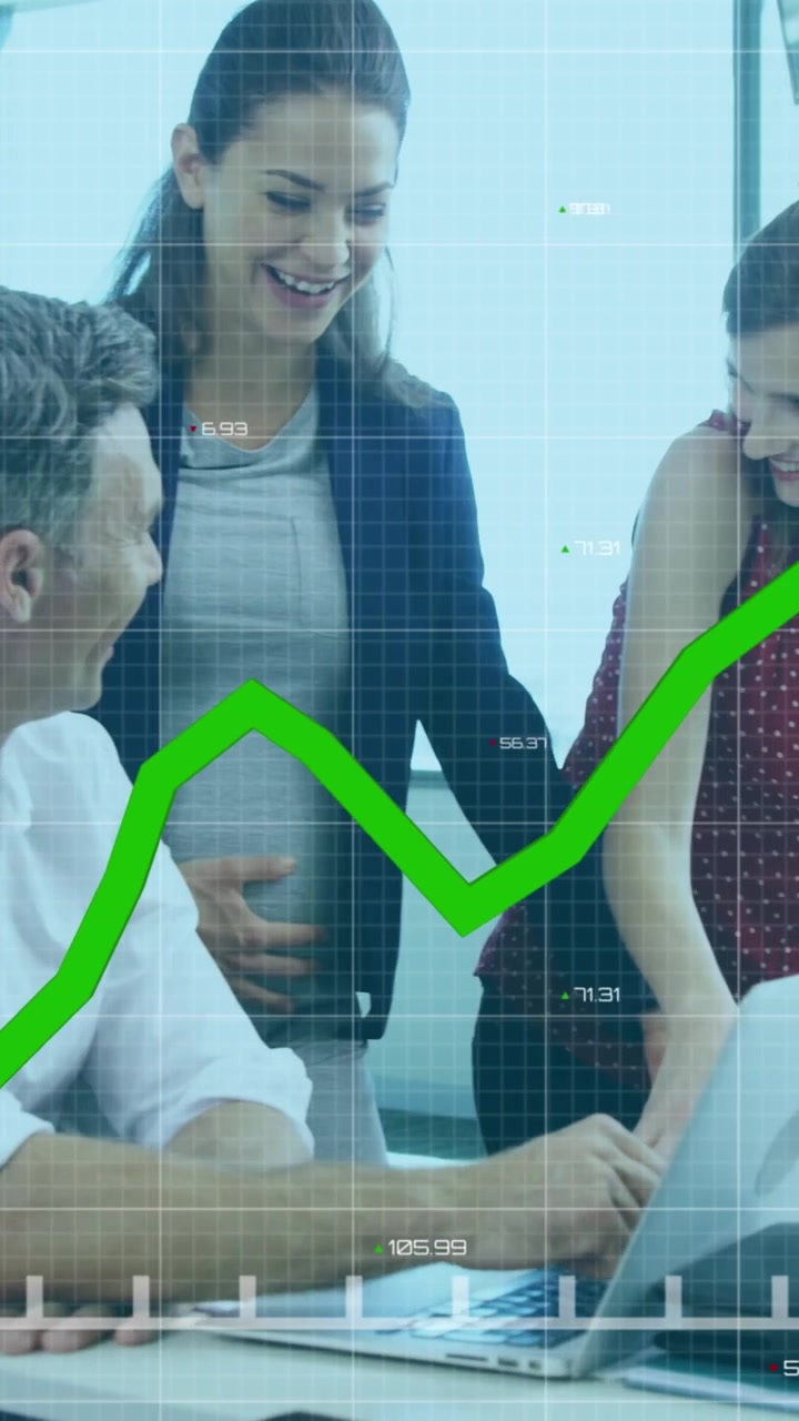 Animación del procesamiento de datos financieros sobre diversas personas de negocios en la oficina