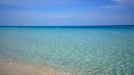 Hermoso-Panorama-Del-Mar-Caribe,-Video-Filmado-Por-El-Mar-Durante-Un-Día-Soleado