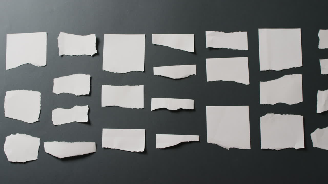 video de primer plano de varias piezas rasgadas de papel blanco con espacio de copia en fondo negro