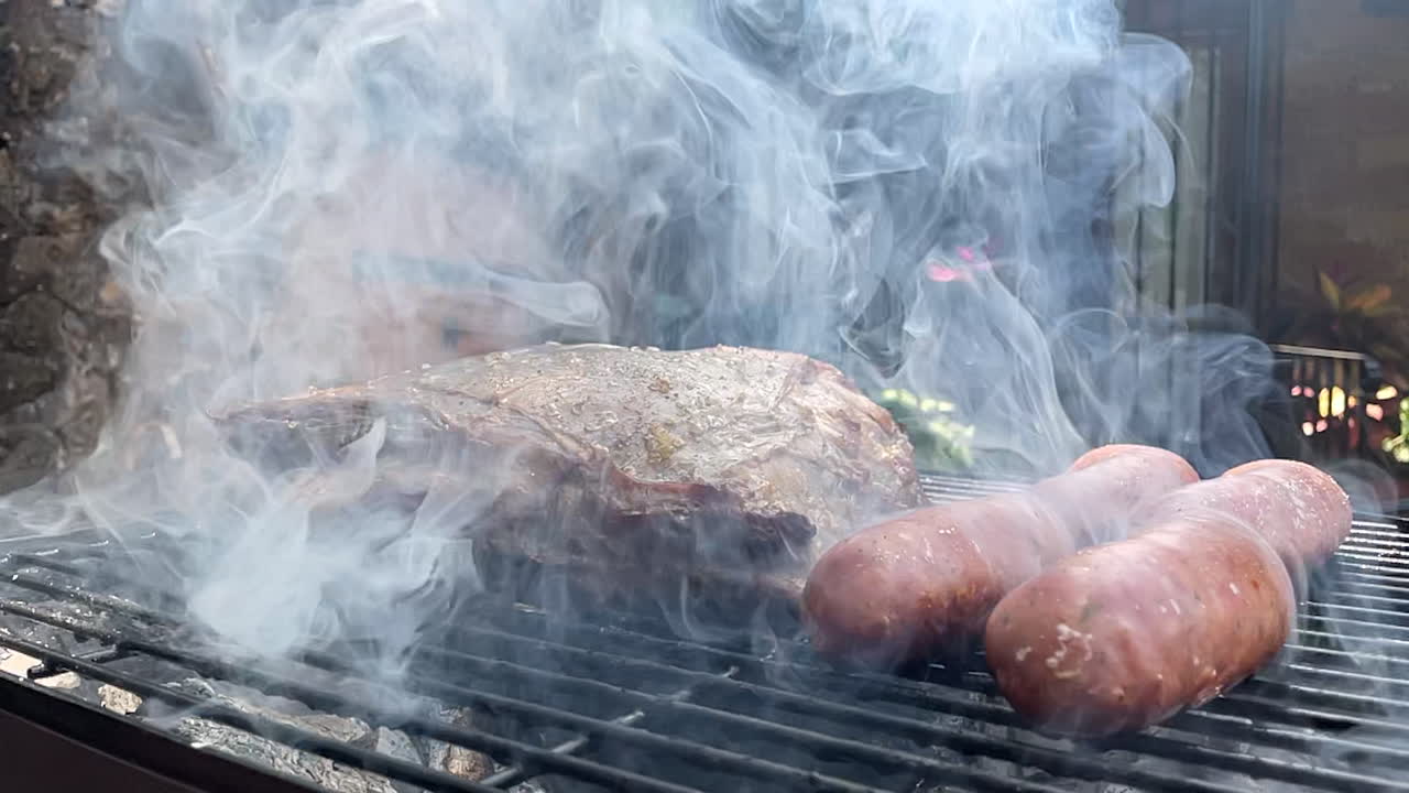 escena en cámara lenta de jugoso corte de carne argentina a la parrilla y salchichas