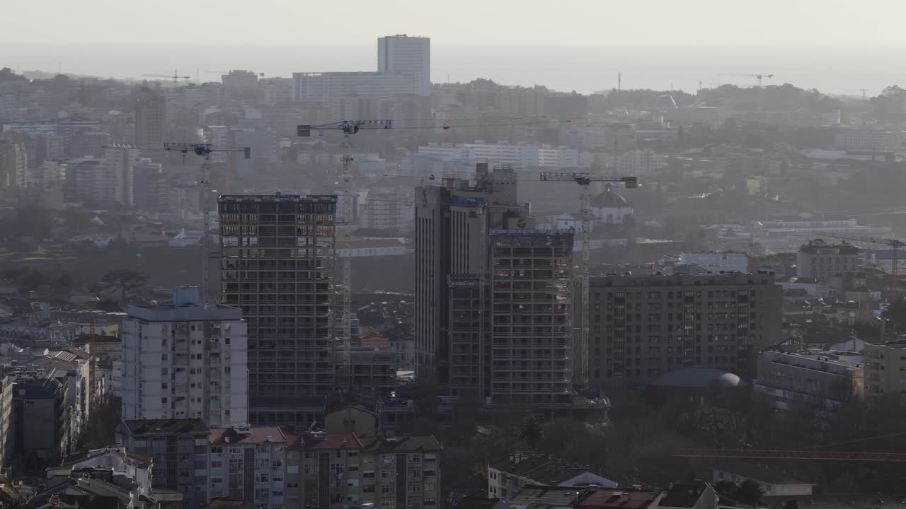 Edifici alti in costruzione nella città di Porto. Sviluppo urbano