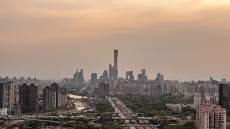 tráfico de la ciudad y rascacielos de gran altura edificios emblemáticos casas vista elevada paisaje urbano horizonte carreteras elevadas por la noche con luces de automóviles rastreando el movimiento urbano