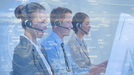 animazione delle statistiche e dell'elaborazione dei dati su uomini d'affari che utilizzano cuffie telefoniche