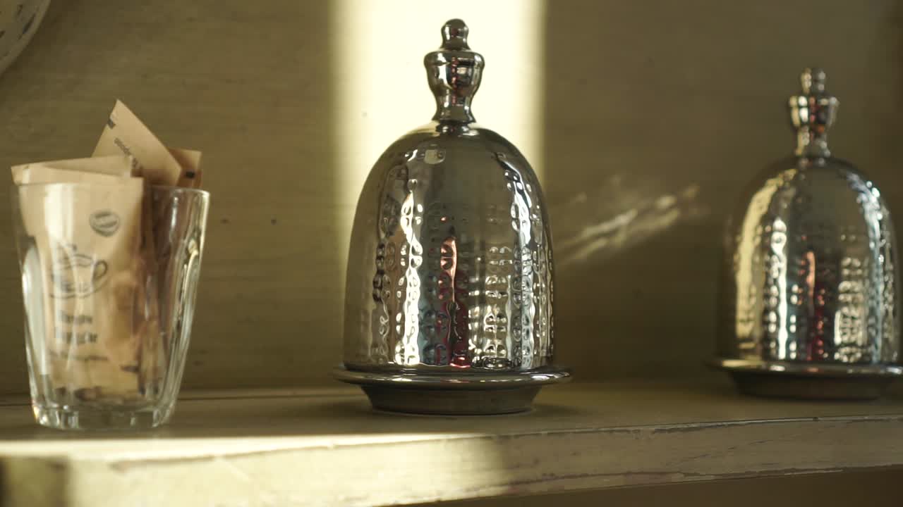 slowmo - старый серебряный антикварный предмет в роскошном бутик-отеле - крупным планом