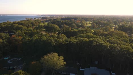 Panorámica-Sobre-El-Barrio-De-Bluffton-En-Muskegon,-Mi