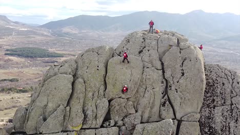 Kletterer,-Die-Einen-Großen,-Massiven-Felsen-Erklimmen