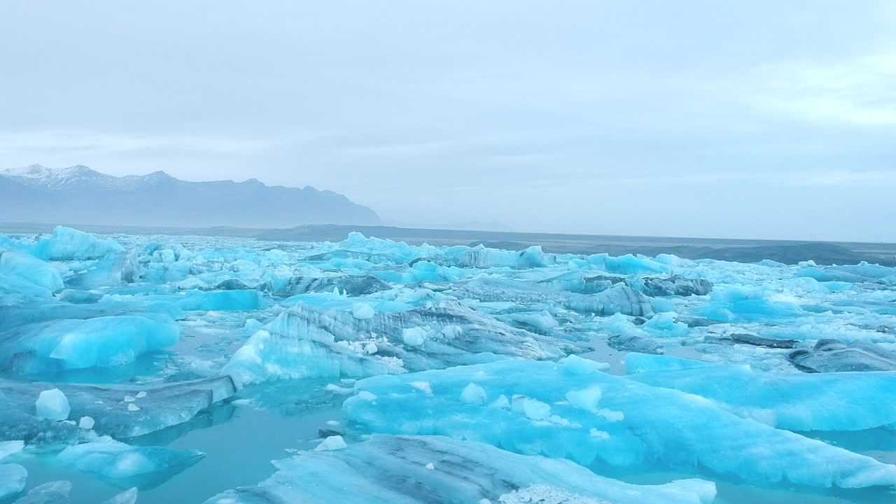 아이슬란드의 얼음 블록이 있는 호수 위로 궤도가 오름차순으로 공중 보기