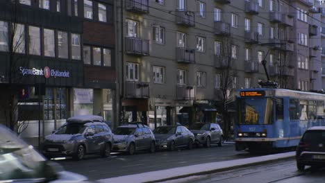 Tranvía-De-Oslo,-Tren-Que-Atraviesa-La-Ciudad-Con-Coches