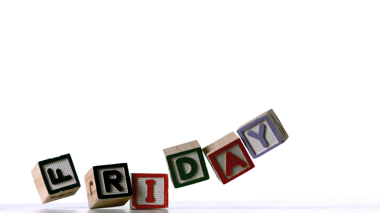 Blocchi che formano la parola "Friday" che cadono