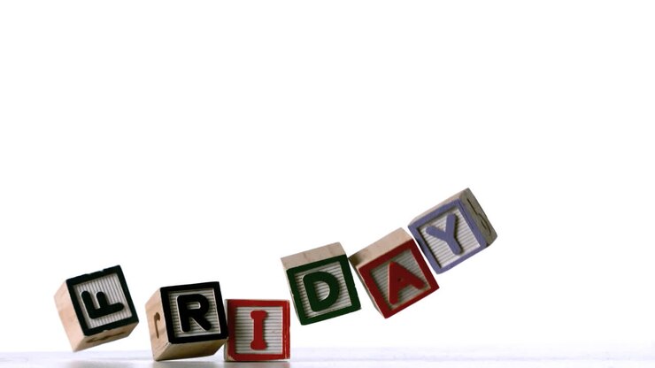 Blocchi che formano la parola "Friday" che cadono