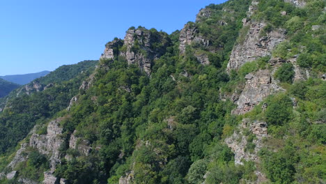 Volando-Alrededor-De-Rocas-Afiladas