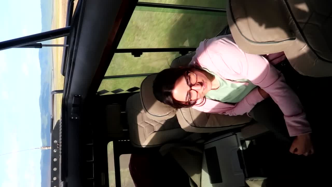 열린 지붕, 탄자니아와 울퉁불퉁 한 4x4 사파리 자동차에 여자의 세로 샷