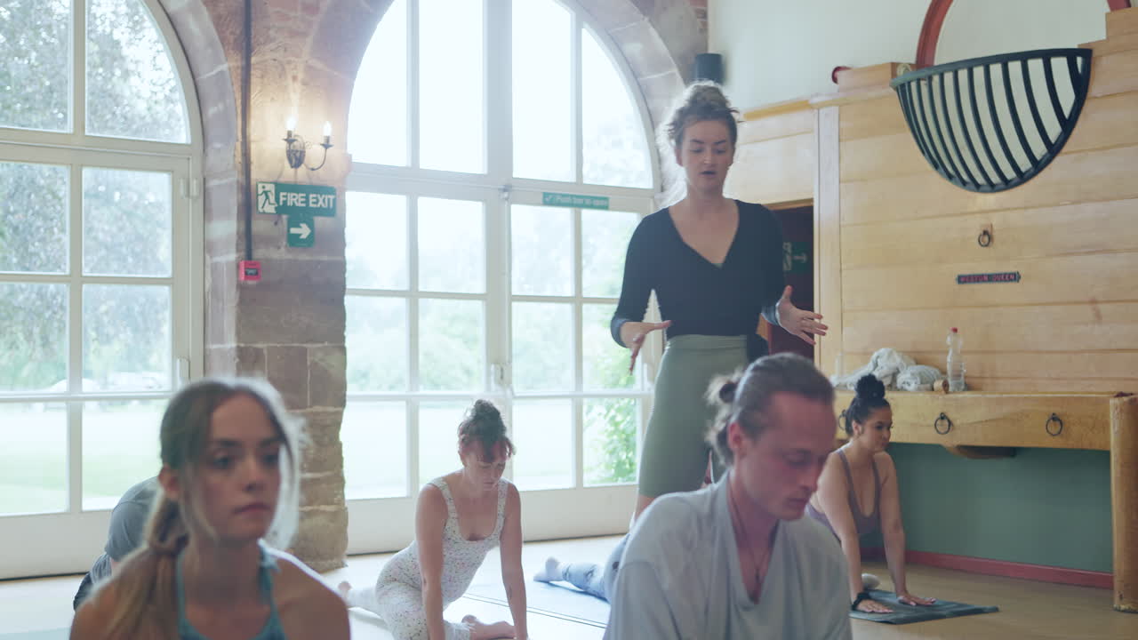 Lezione di yoga al chiuso