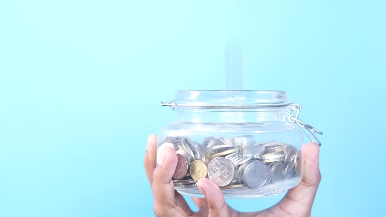 ガラスの容器 に 硬貨 を 貯める