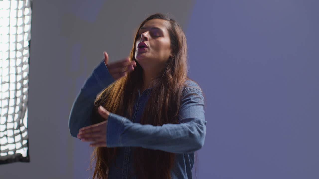 actores filmando una escena de película o video en el estudio con cámara de película y equipo de sonido en primer plano