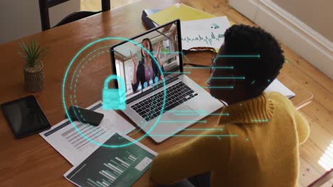 Animación-Del-Icono-Del-Candado-De-Seguridad-En-Línea-Sobre-Una-Mujer-De-Negocios-En-Una-Videollamada-Con-Una-Computadora-Portátil.