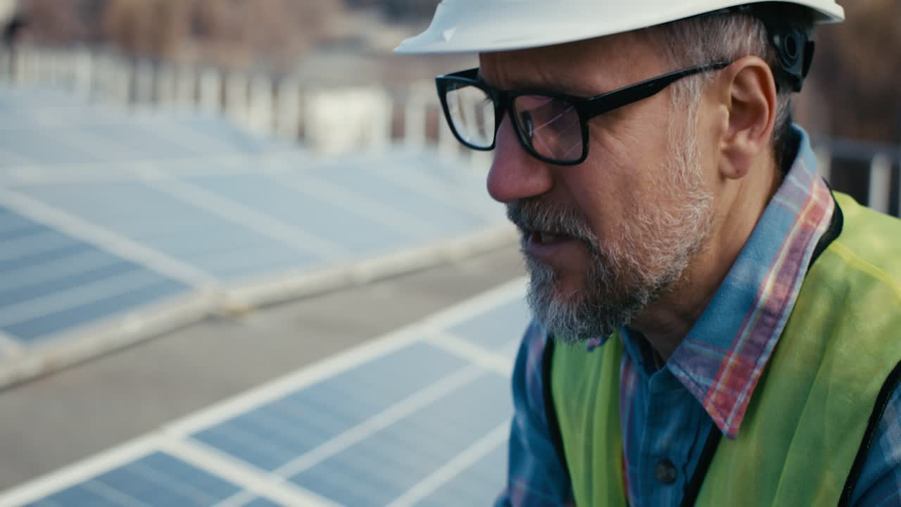 técnico de paneles solares inspeccionando la instalación en el techo