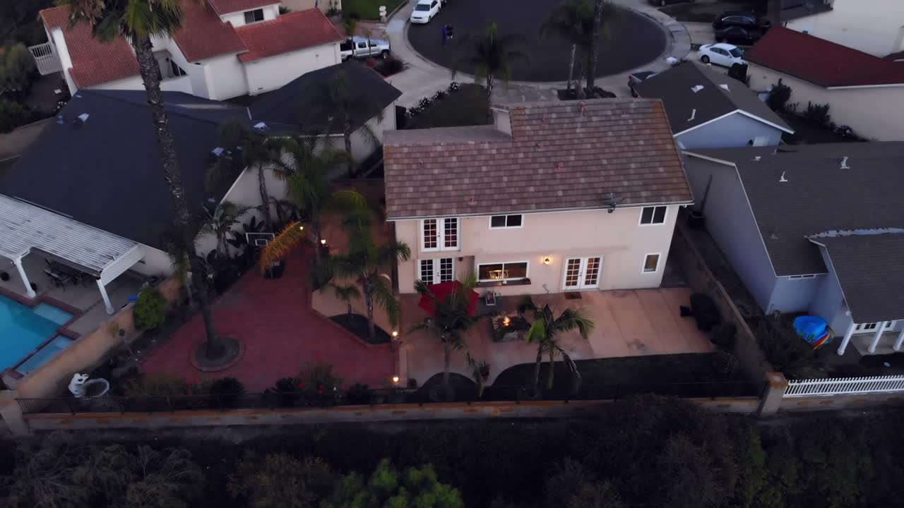 황혼에 화덕이 있는 언덕에 있는 교외 집에서 공중 철수